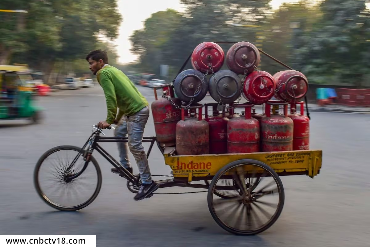 Gas cylinder at Rs 450 : मध्य प्रदेशातील नागरिकांना 450 रुपयांना मिळणार गॅस; श्रावण निमित्त सरकारची घोषणा