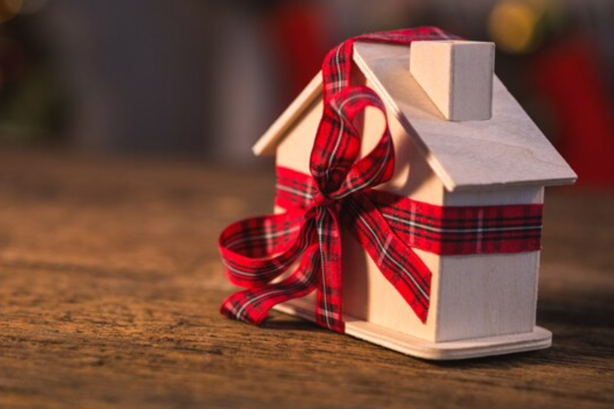 Property Gift Deed: भेट म्हणून मिळालेल्या मालमत्तेची विक्री करता येते का? जाणून घ्या नियम