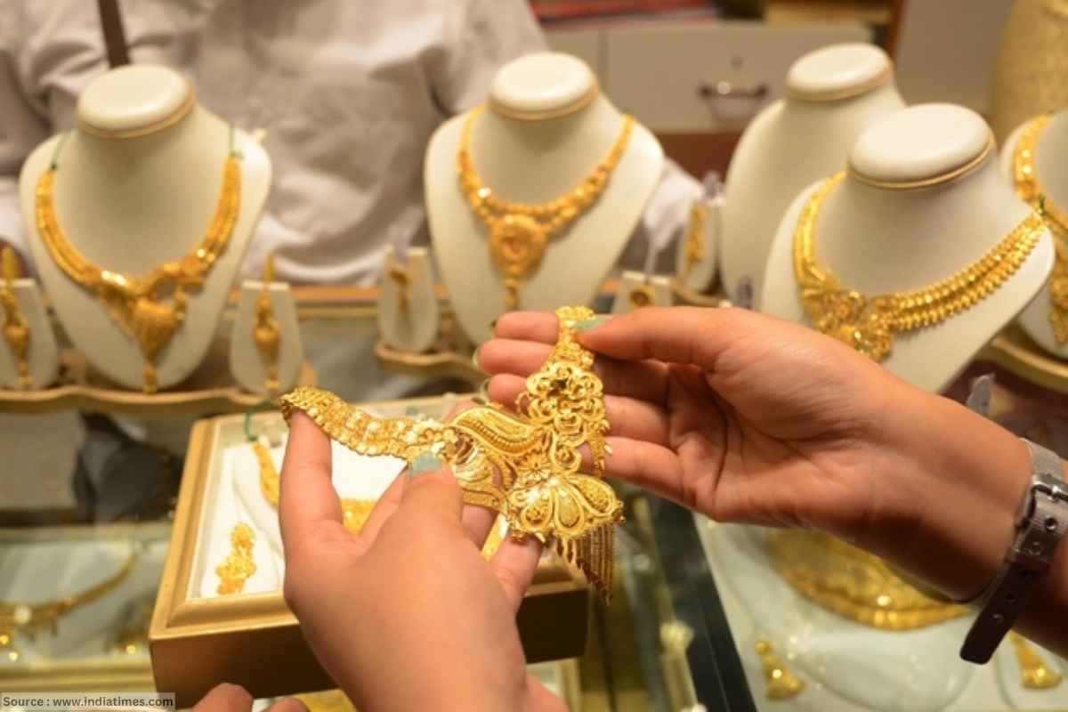 Gold jewellery : सोन्याच्या दागिन्यांवर का कमी खर्च करत आहेत भारतीय ग्राहक?