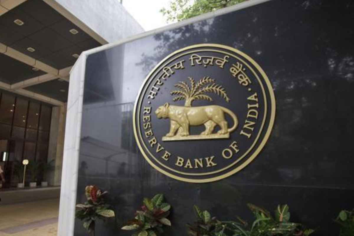 RBI Penalty on bank : चुकीची माहिती देणं भोवलं, आरबीआयनं 'या' बँकेला ठोठावला 1.73 कोटींचा दंड